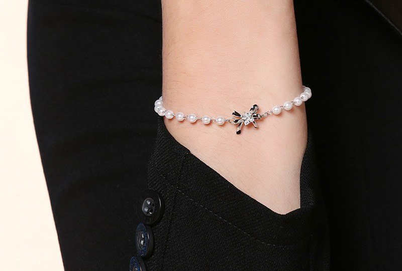 V&ograve;ng tay chuỗi ngọc trai c&oacute; thiết kế chiếc nơ xinh xắn